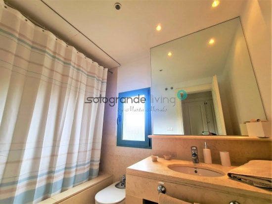   3 soveværelse   ferieLejlighed i Sotogrande   med   garage  - € 3.375 (Ref: 8385101)