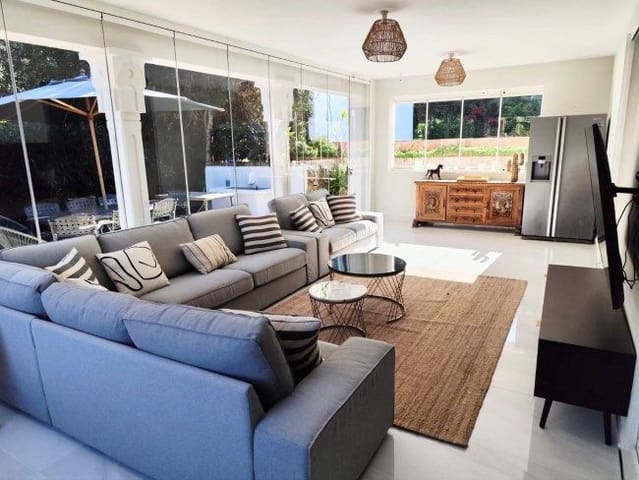 6 bedroom Villa for holiday rental in Sotogrande Costa, San Roque with garage - € 9,000 (Ref: 8743068)