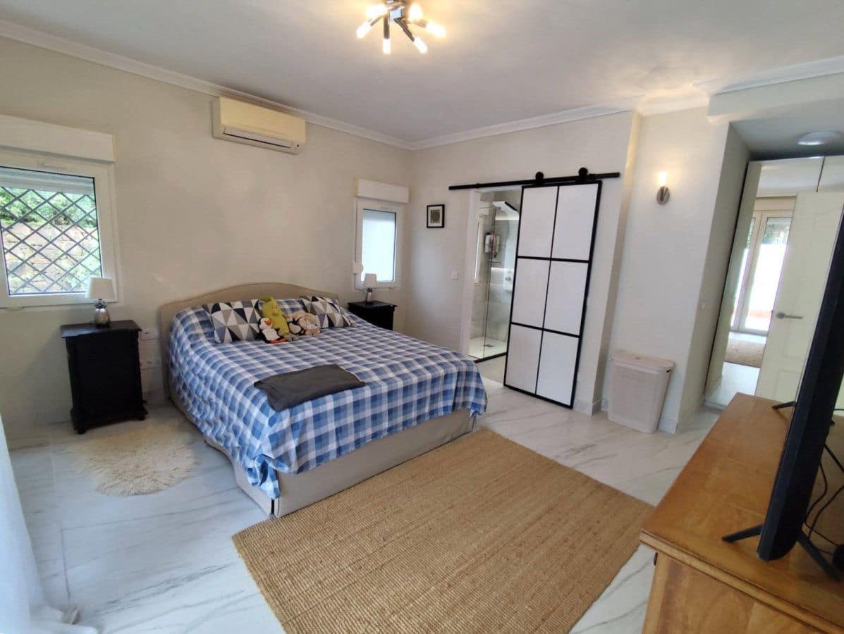 6 Zimmer Villa zu verkaufen in Sotogrande mit Garage - 1.680.000 € (Ref: 8778242)