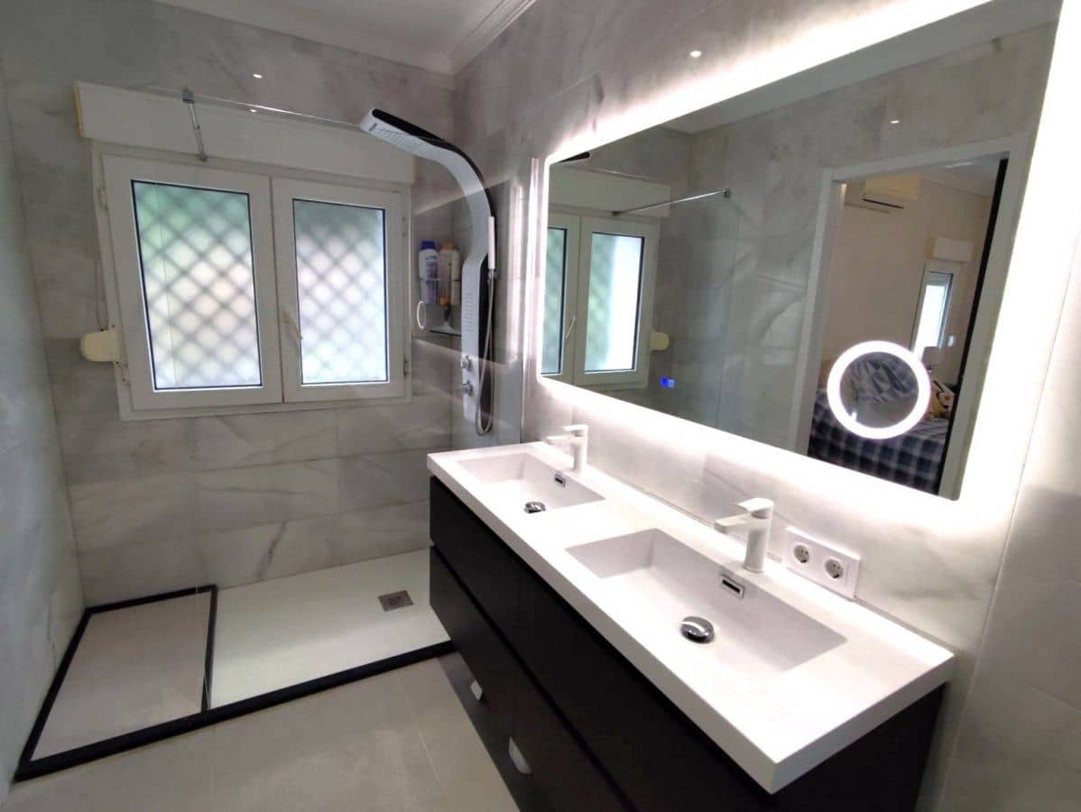 6 Zimmer Villa zu verkaufen in Sotogrande mit Garage - 1.680.000 € (Ref: 8778242)