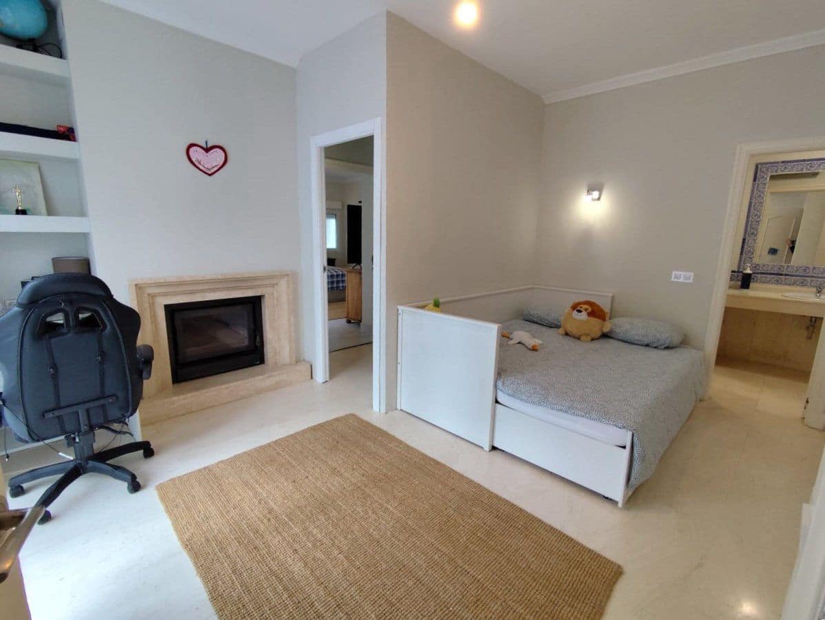 6 Zimmer Villa zu verkaufen in Sotogrande mit Garage - 1.680.000 € (Ref: 8778242)