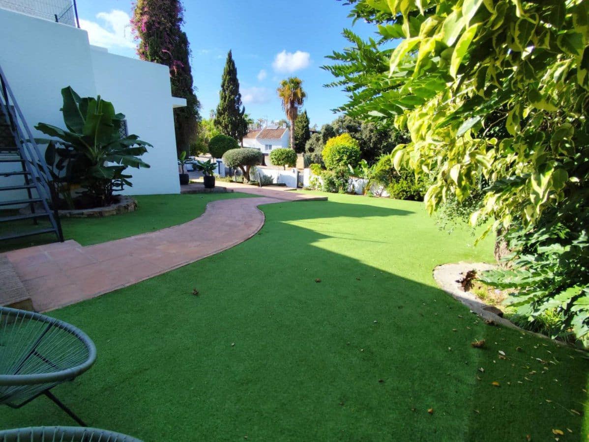 6 Zimmer Villa zu verkaufen in Sotogrande mit Garage - 1.680.000 € (Ref: 8778242)