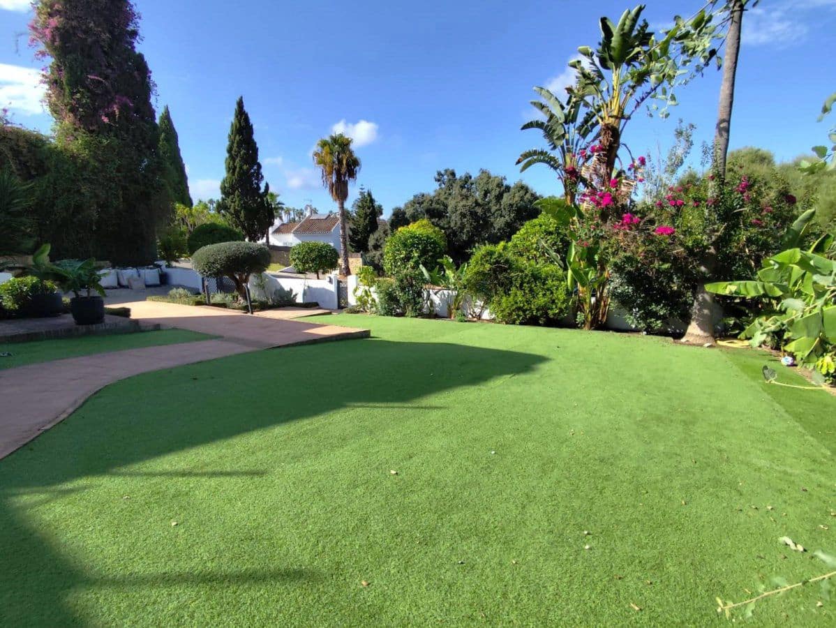 6 Zimmer Villa zu verkaufen in Sotogrande mit Garage - 1.680.000 € (Ref: 8778242)