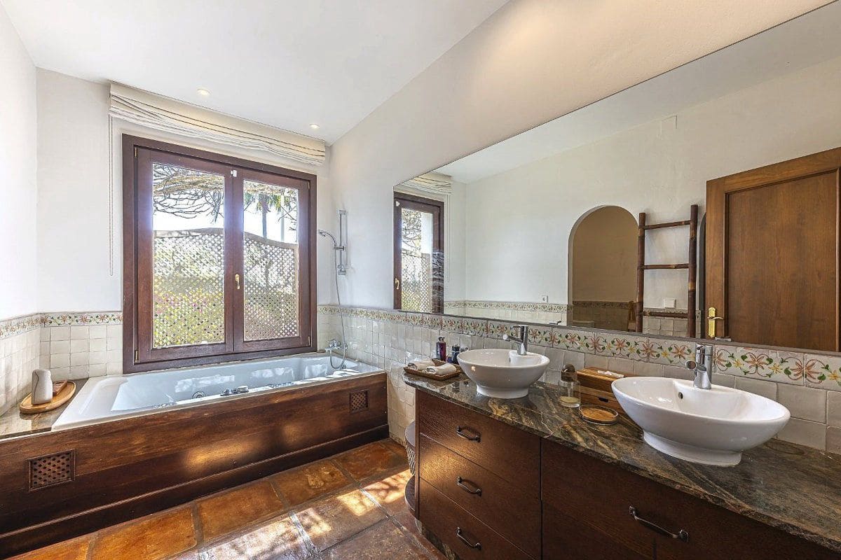 5 bedroom Villa for sale in Sotogrande - € 2,290,000 (Ref: 8927247)