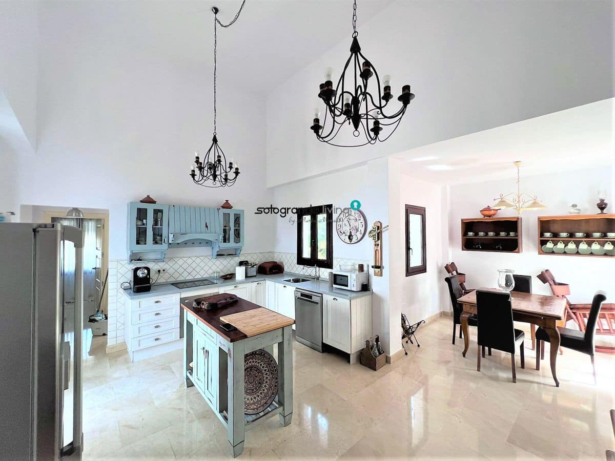 5 bedroom Villa for rent in Sotogrande with pool garage - € 4,500 (Ref: 8941170)