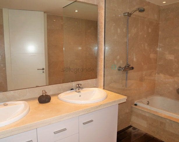 3 bedroom Apartment for rent in Manilva with pool garage - € 1,300 (Ref: 8944903)