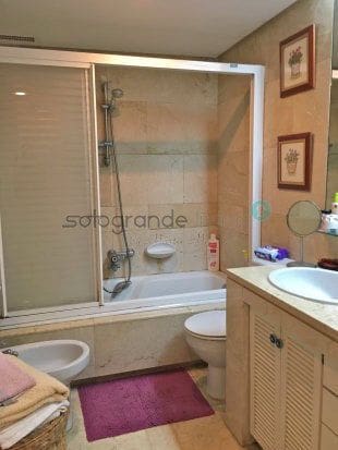 2 slaapkamer Appartement te koop in Sotogrande met garage - € 310.000 (Ref: 9018468)