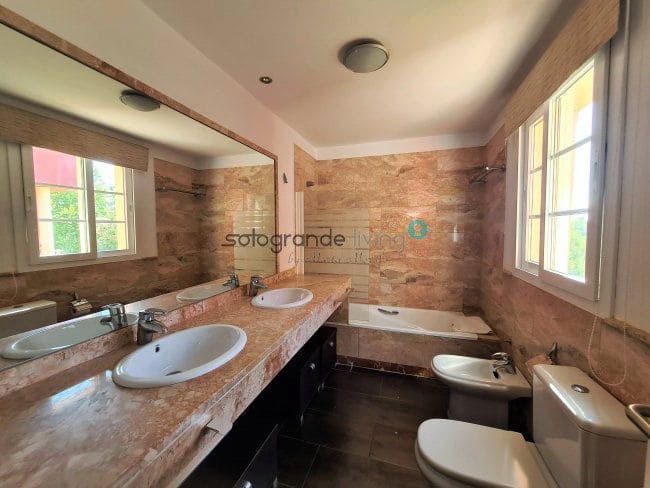 5 chambre Maison de Ville à vendre à Sotogrande avec garage - 590 000 € (Ref: 9062723)
