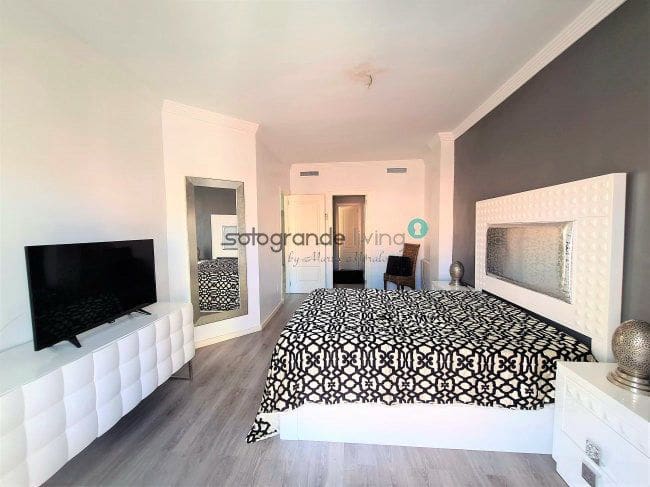 5 chambre Maison de Ville à vendre à Sotogrande avec garage - 590 000 € (Ref: 9062723)