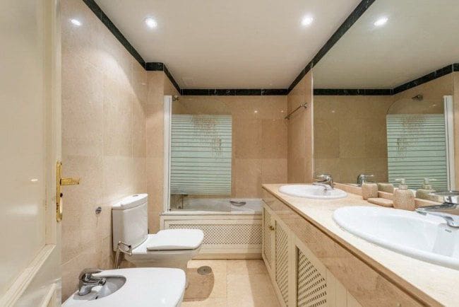 2 soveværelse Lejlighed til leje i Sotogrande med garage - € 1.500 (Ref: 9075341)