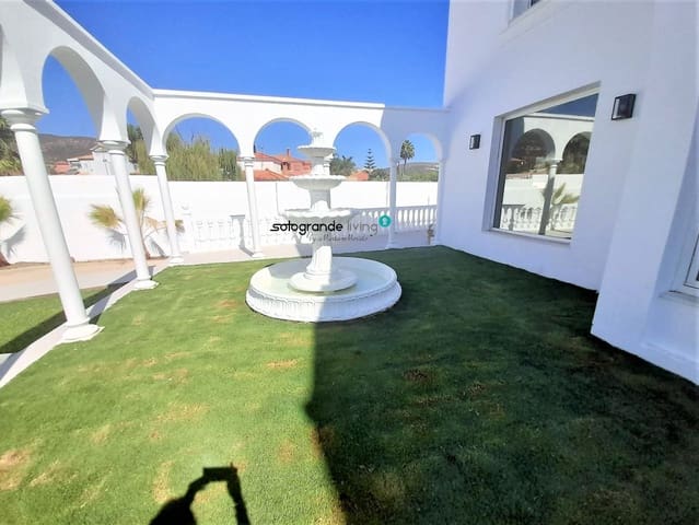 9 soveværelse Villa til salg i Santa Margarita, La Línea de la Concepción - € 995.000 (Ref: 9081914)