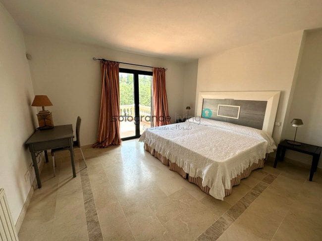 5 bedroom Villa for sale in Sotogrande - € 1,150,000 (Ref: 9349749)