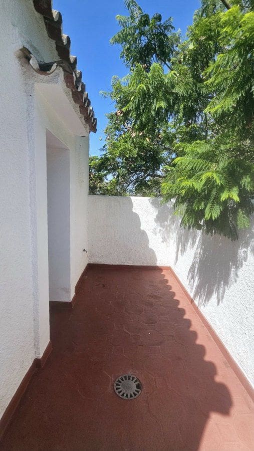 4 bedroom Villa for sale in Sotogrande - € 1,250,000 (Ref: 9353796)