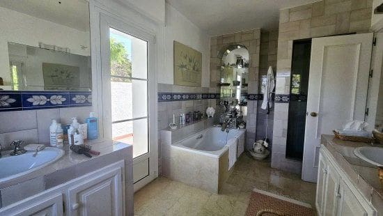 4 bedroom Villa for sale in Sotogrande - € 1,250,000 (Ref: 9353796)