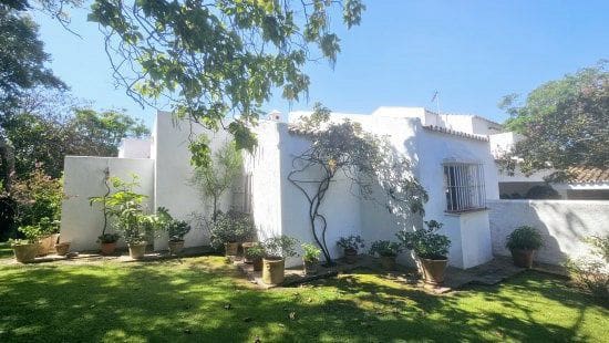 4 bedroom Villa for sale in Sotogrande - € 1,250,000 (Ref: 9353796)