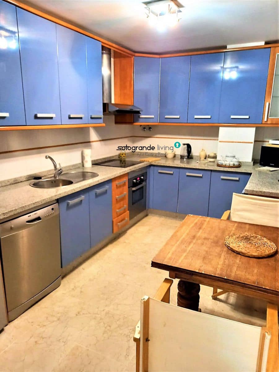 1 slaapkamer Appartement te koop in Pueblo Nuevo de Guadiaro met garage - € 270.000 (Ref: 9353798)