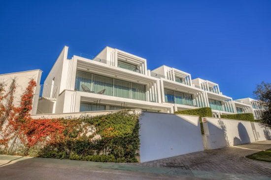 4 bedroom Villa for sale in Sotogrande with garage - € 940,000 (Ref: 9396328)