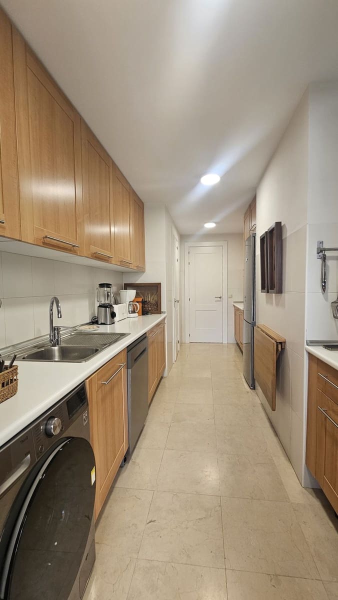 3 quarto Apartamento para arrendar em Sotogrande com garagem - 3 000 € (Ref: 9455971)