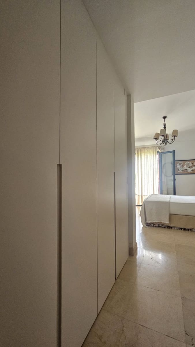 3 quarto Apartamento para arrendar em Sotogrande com garagem - 3 000 € (Ref: 9455971)
