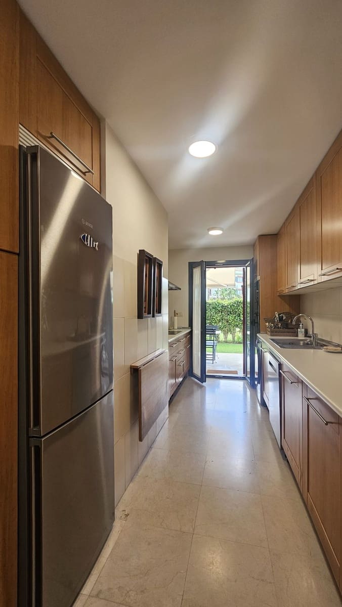 3 quarto Apartamento para arrendar em Sotogrande com garagem - 3 000 € (Ref: 9455971)