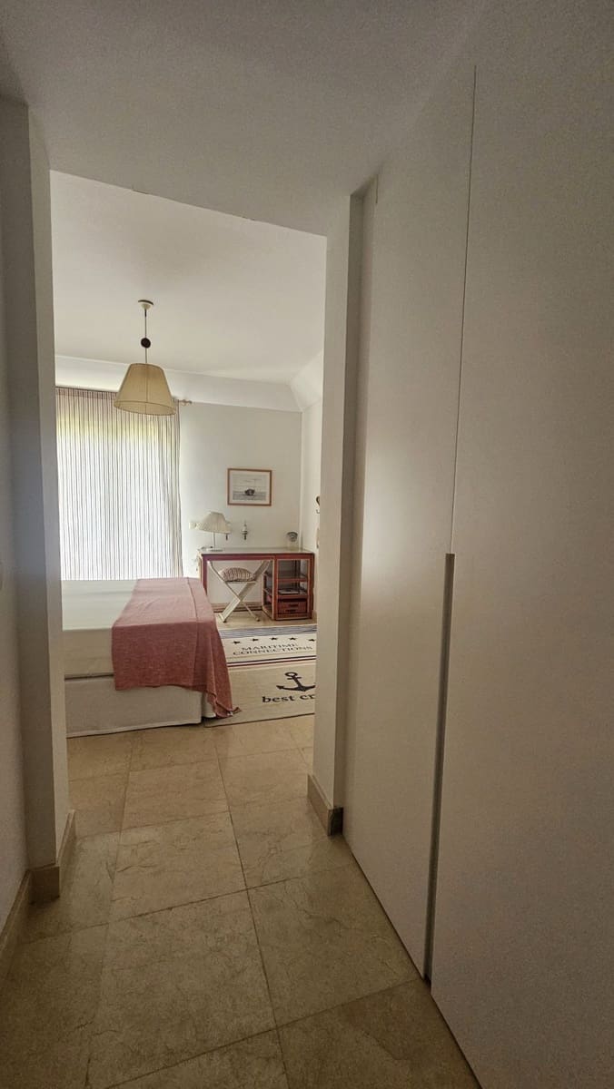 3 quarto Apartamento para arrendar em Sotogrande com garagem - 3 000 € (Ref: 9455971)