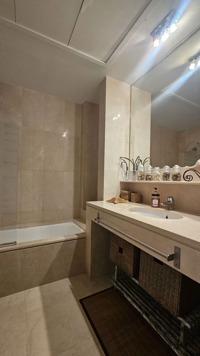 3 quarto Apartamento para arrendar em Sotogrande com garagem - 3 000 € (Ref: 9455971)