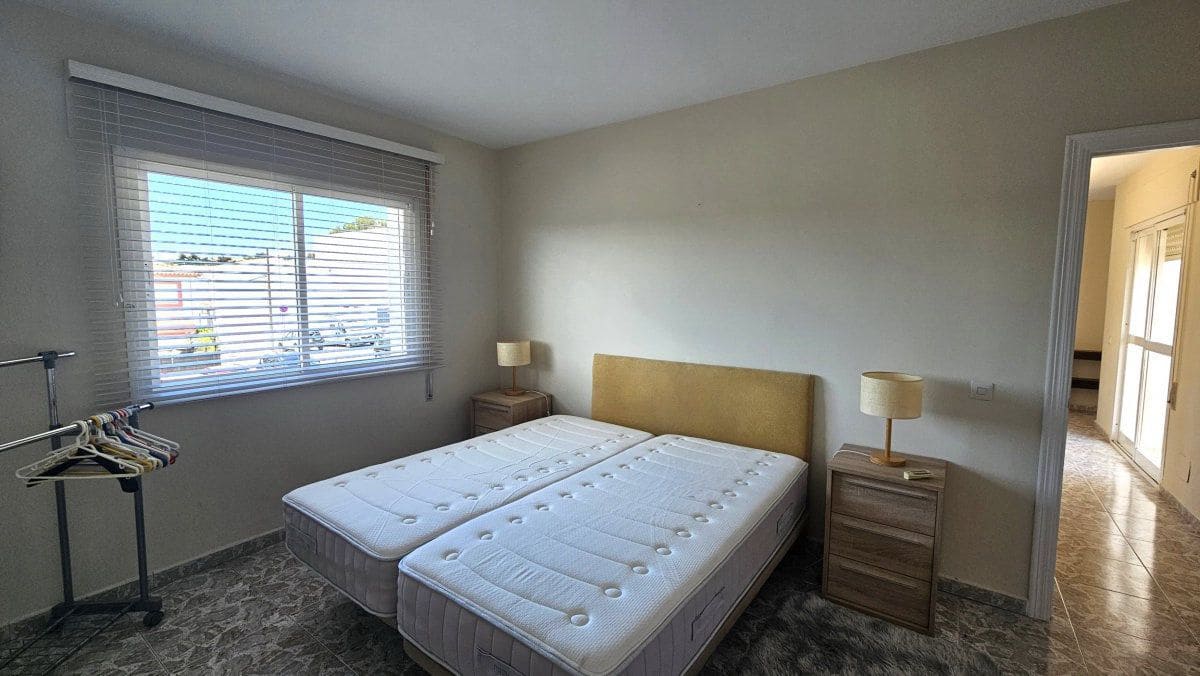 3 bedroom Townhouse for sale in Pueblo Nuevo de Guadiaro with garage - € 410,000 (Ref: 9637260)