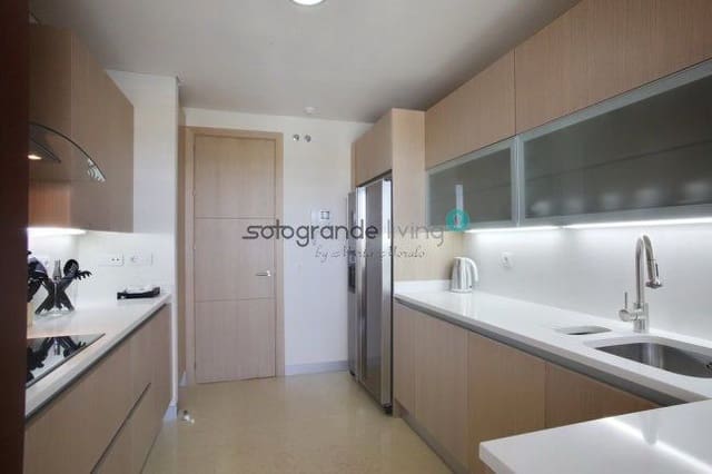 2 soverom Leilighet til leie i Sotogrande, San Roque med garasje - € 2 500 (Ref: 9655798)