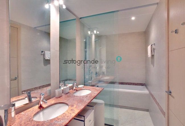 2 soverom Leilighet til leie i Sotogrande med garasje - € 2 500 (Ref: 9655798)