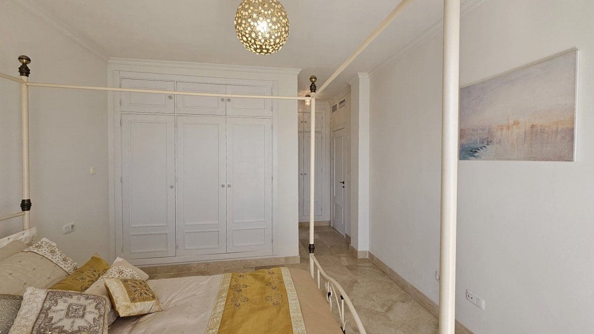 3 sovrum Villa till salu i La Alcaidesa - 620 000 € (Ref: 9698151)