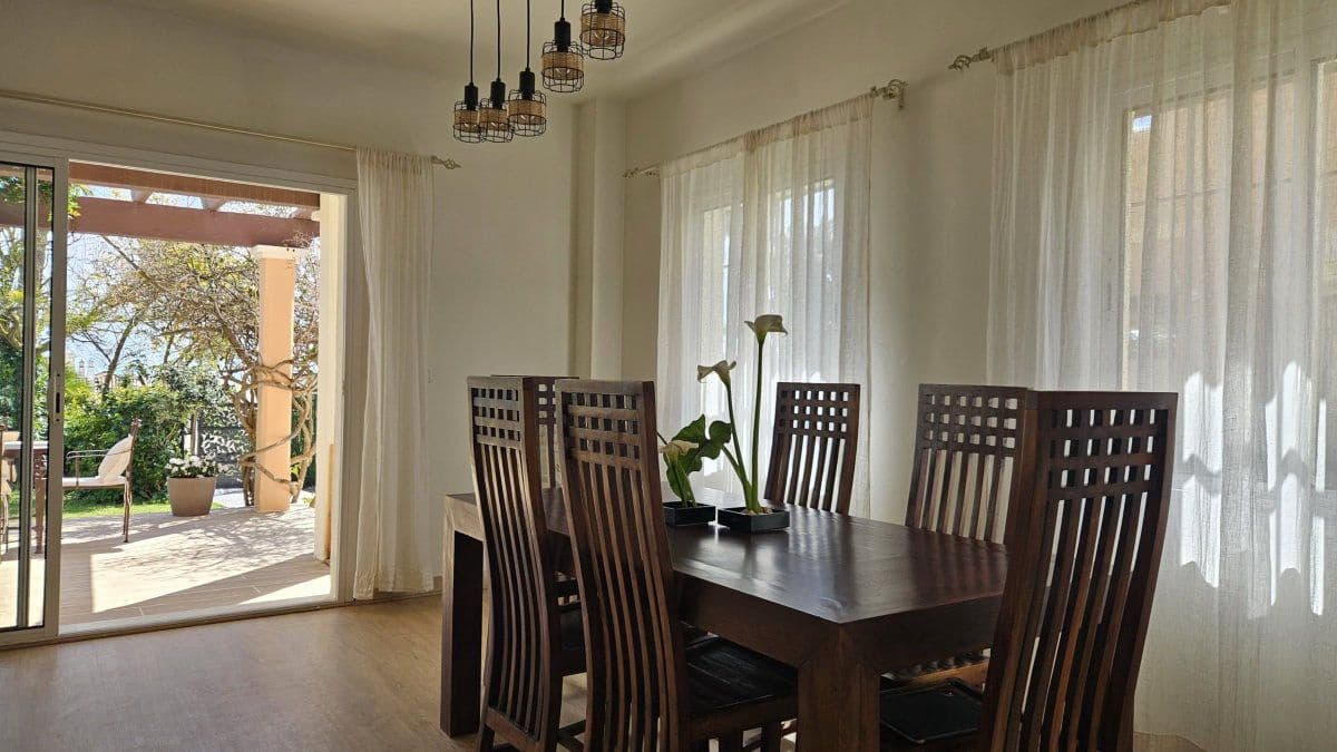 3 sovrum Villa till salu i La Alcaidesa - 620 000 € (Ref: 9698151)