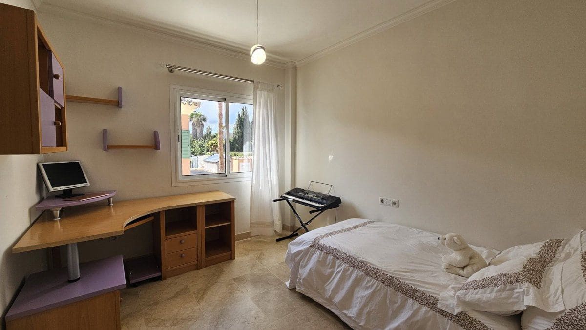 3 sovrum Villa till salu i La Alcaidesa - 620 000 € (Ref: 9698151)