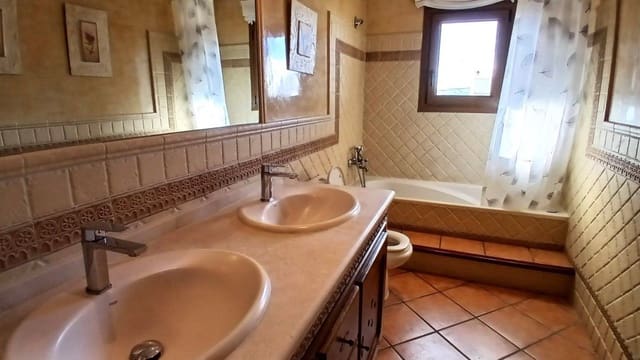 3 bedroom Apartment for rent in Casares - € 1,300 (Ref: 9738342)