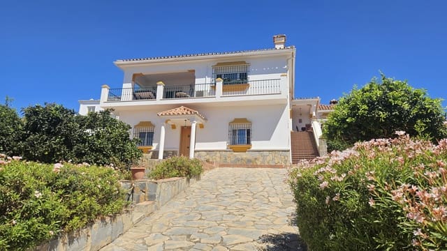 4 bedroom Villa for sale in Pueblo Nuevo de Guadiaro, San Roque - € 650,000 (Ref: 9747717)