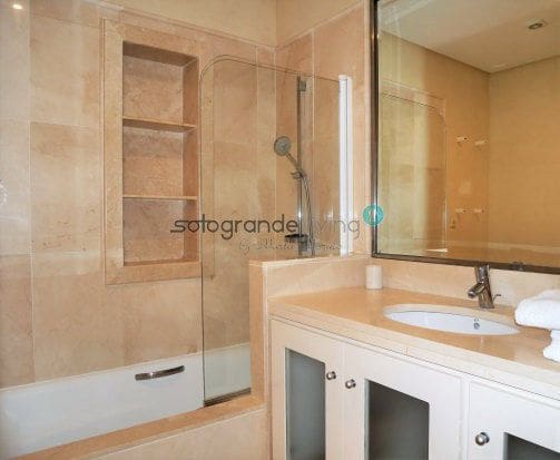 4 quarto Apartamento para arrendar em Sotogrande com piscina garagem - 2 400 € (Ref: 9777787)