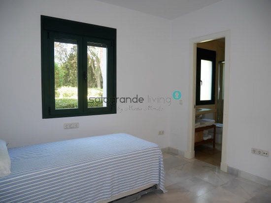 4 quarto Apartamento para arrendar em Sotogrande com piscina garagem - 2 400 € (Ref: 9777787)