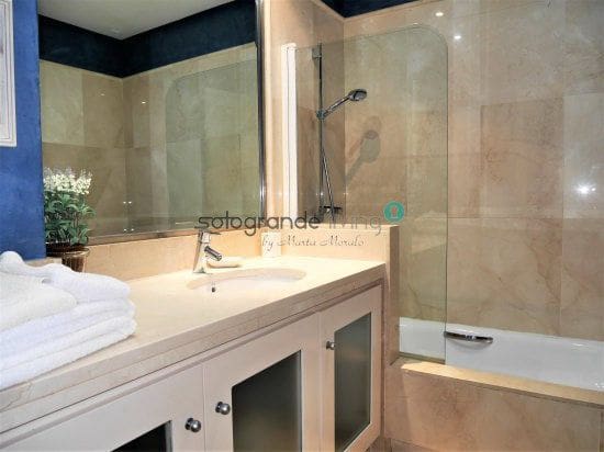 4 quarto Apartamento para arrendar em Sotogrande com piscina garagem - 2 400 € (Ref: 9777787)