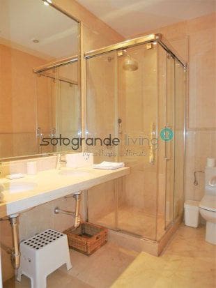 4 quarto Apartamento para arrendar em Sotogrande com piscina garagem - 2 400 € (Ref: 9777787)
