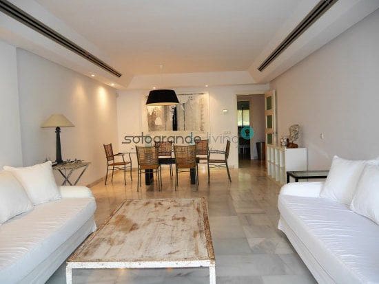 4 quarto Apartamento para arrendar em Sotogrande com piscina garagem - 2 400 € (Ref: 9777787)