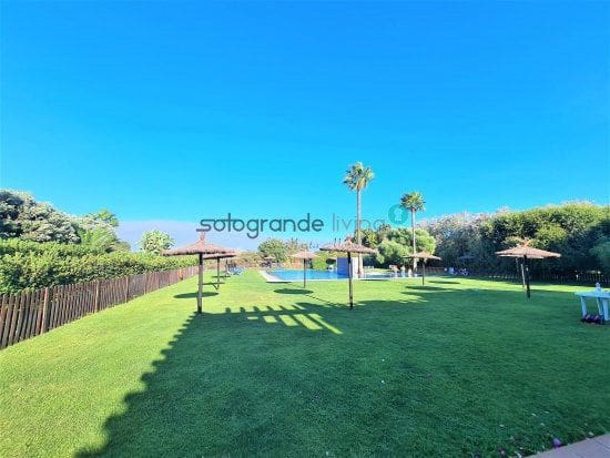 4 quarto Apartamento para arrendar em Sotogrande com piscina garagem - 2 400 € (Ref: 9777787)
