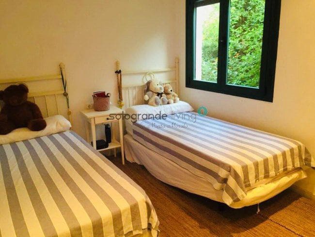 4 quarto Apartamento para arrendar em Sotogrande com piscina garagem - 2 400 € (Ref: 9777787)