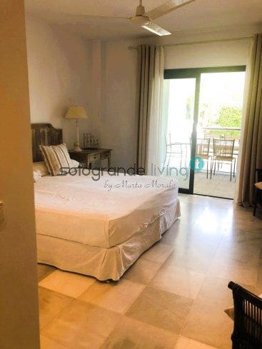 4 quarto Apartamento para arrendar em Sotogrande com piscina garagem - 2 400 € (Ref: 9777787)