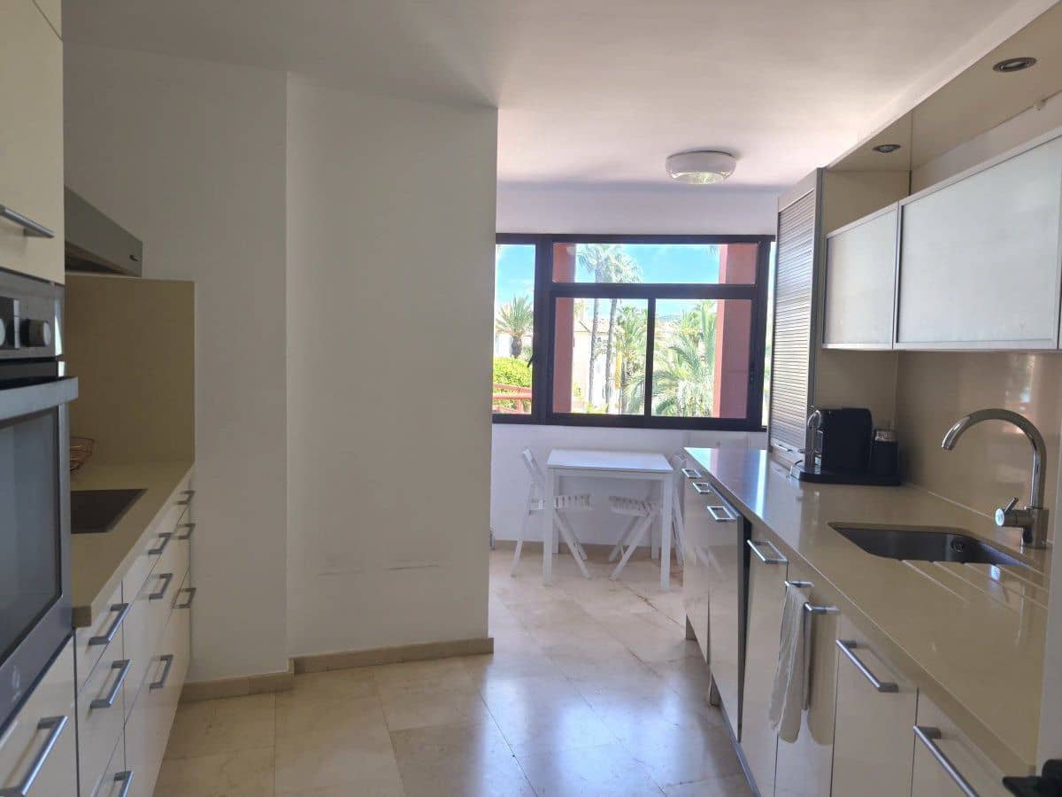 3 soveværelse Lejlighed til leje i Sotogrande med garage - € 2.200 (Ref: 9817811)