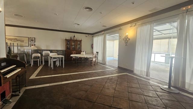 Commercieel te koop in Guadiaro, San Roque - € 295.000 (Ref: 9873080)
