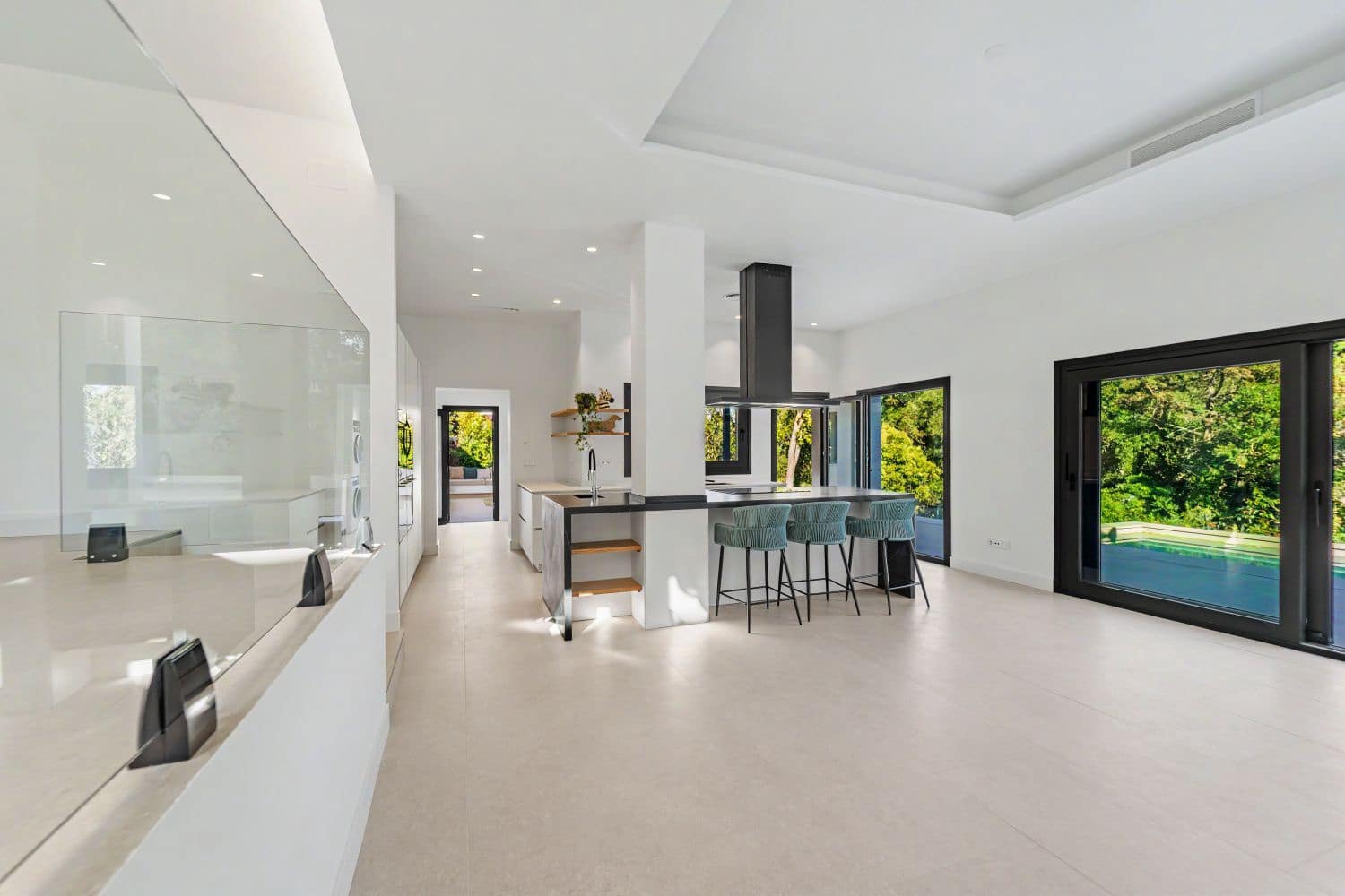 5 bedroom Villa for sale in Sotogrande with pool - € 2,275,000 (Ref: 9878178)