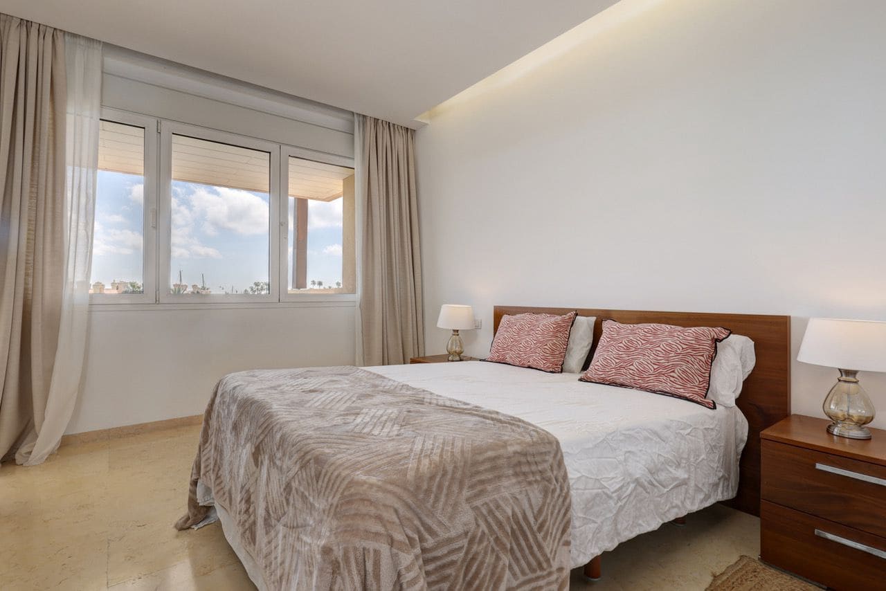 Appartement de 2 chambres à louer à Sotogrande avec garage - 2 250 € (Ref: 9936009)
