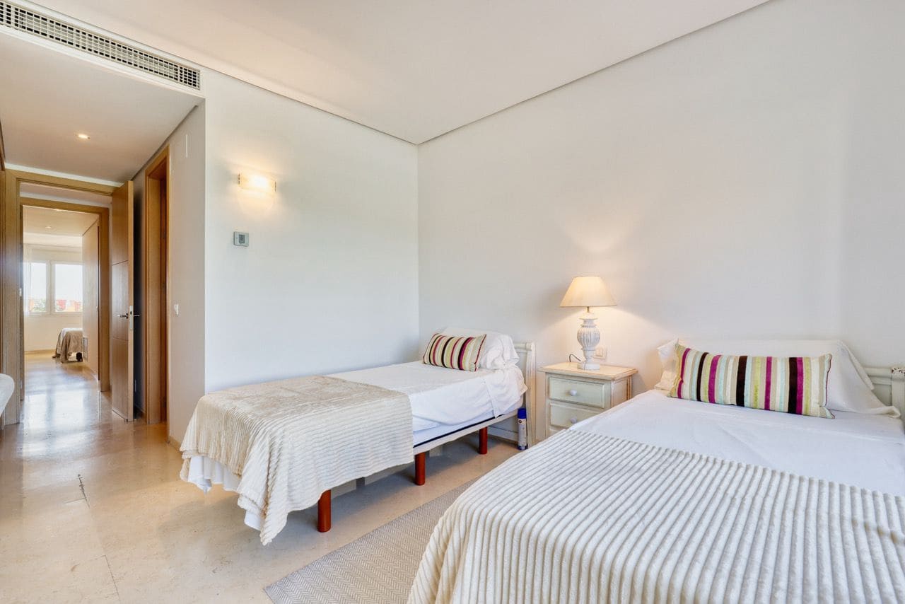 Appartement de 2 chambres à louer à Sotogrande avec garage - 2 250 € (Ref: 9936009)