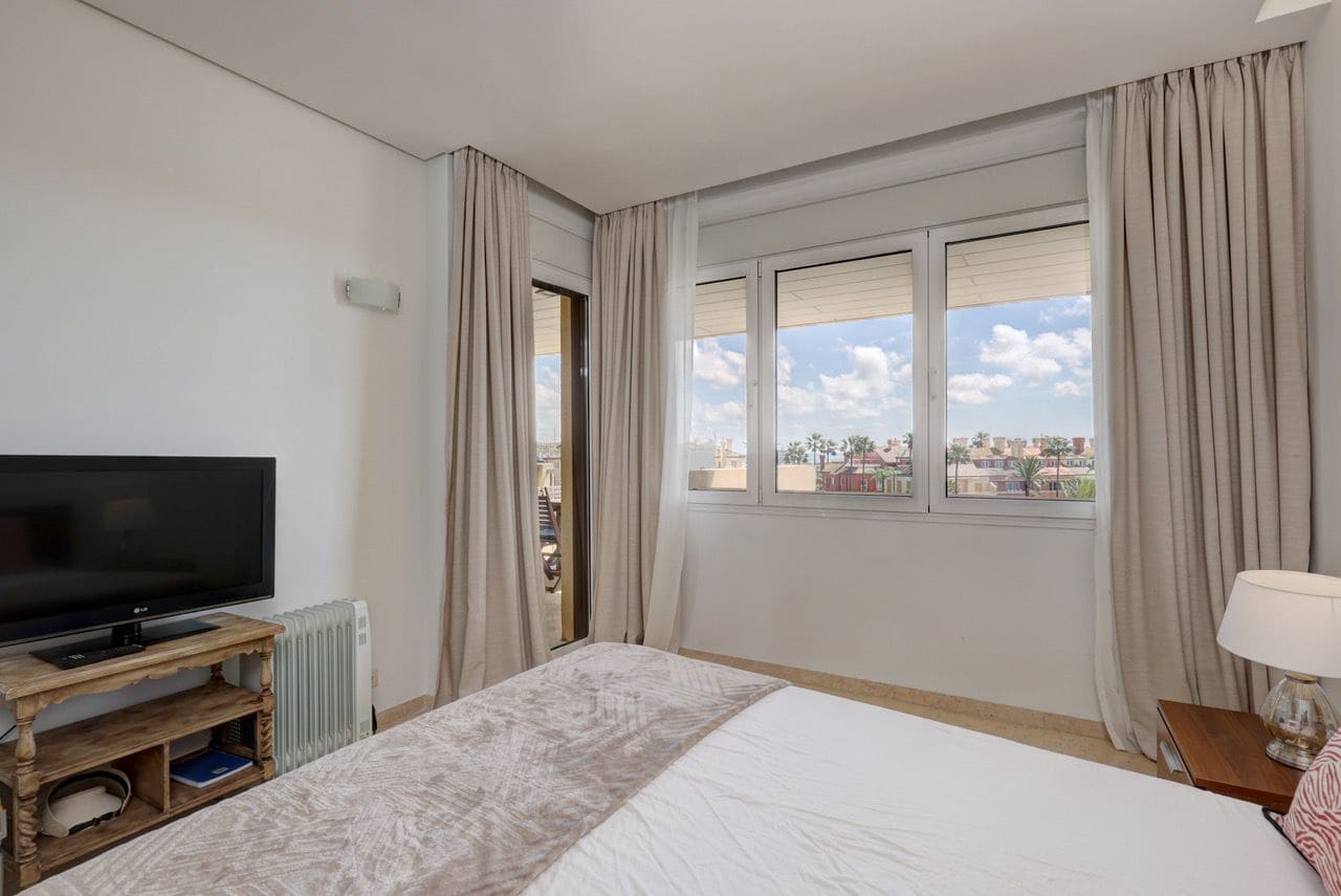 Appartement de 2 chambres à louer à Sotogrande avec garage - 2 250 € (Ref: 9936009)