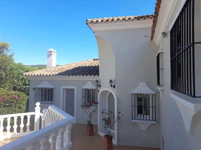 7 soverom Villa til salgs i Sotogrande Alto, San Roque - € 1 850 000 (Ref: 9941855)