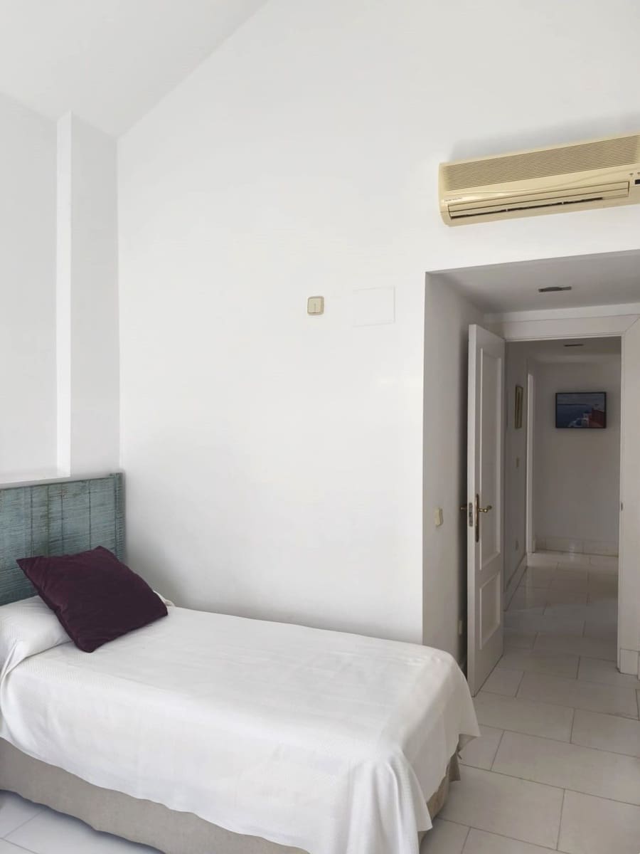 5 soveværelse Byhus til leje i Sotogrande med swimmingpool - € 3.000 (Ref: 9947407)
